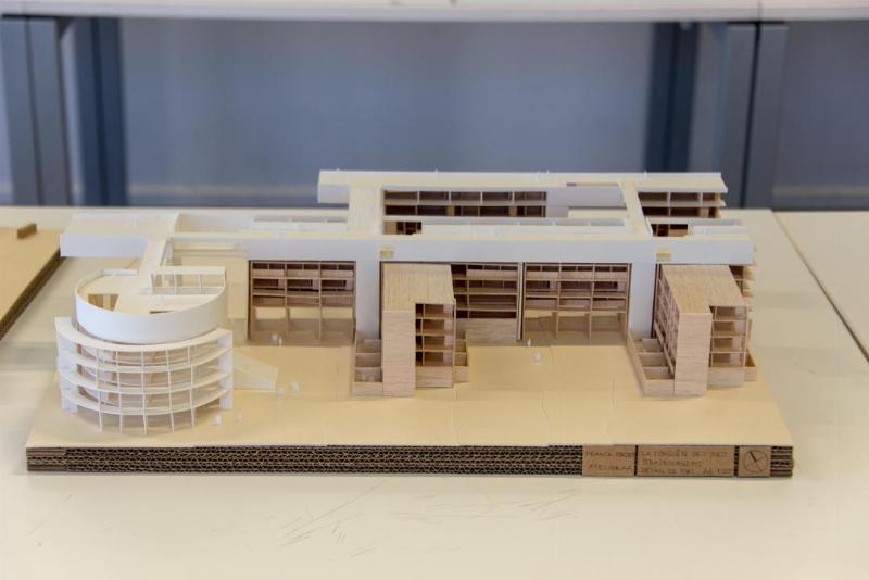 Des étudiants en architecture travaillant sur un projet d’atelier